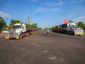 Zwei Roadtrains im Top End