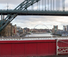 Blick von der Swing Bridge auf Millenium Bridge und Tyne Bridge