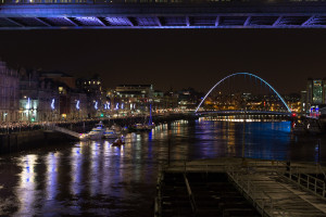 Silvester in Newcastle - Millenium Bridge bei Nacht in einer anderen Farbe