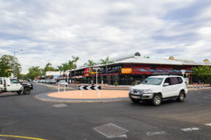 Verkehr bei Tag in Australiens Outback Stadt