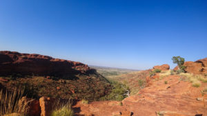 Kings Canyon belohnt auch mit einem Blick in die Weite des Outbacks