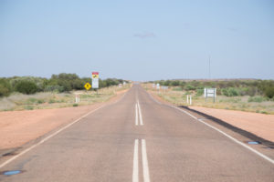 Straße ins leere Outback