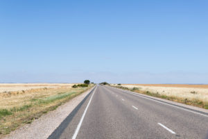 Sehr gerade Straßen weit in den Horizont in Süd Australien