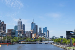 Yarra River und Skyline Melbournes in tollem Sonnenschein