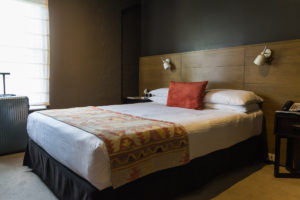 Schönes Bett im Harbours Rocks von Mgallery by Sofitel