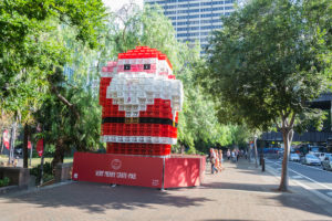 Weihnachtsmann aus Getränkekisten in Sydney