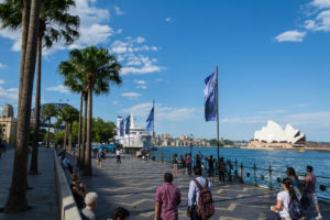 Blick über den Hafen auf das Sydney Opera House