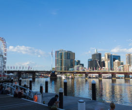 Tumbalong mit Blick auf Sydneys Skyline