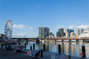 Tumbalong mit Blick auf Sydneys Skyline
