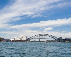 Syney Opera House und Harbour Bridge mit kleinen Wölkchen