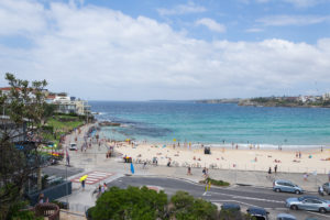 Blick von der Strandpromenade auf Bondi Beach
