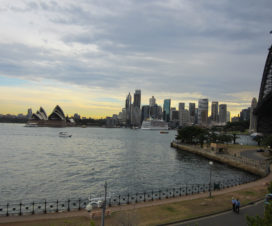 Blick auf Sydney mit der Harbour Bridge, dem Sydney Opera House und dem Hafen im Sonnenuntergang