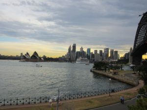 Blick auf Sydney mit der Harbour Bridge, dem Sydney Opera House und dem Hafen im Sonnenuntergang