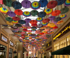 Bei so viel Regen bräuchten wir die Schirme außerhalb der Dubai Mall Bei so viel Regen bräuchten wir die Schirme außerhalb der Dubai Mall