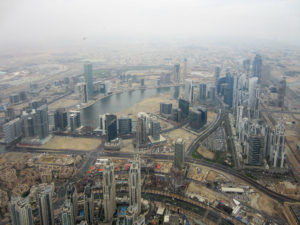 Blick am Regentag in Dubai vom Burj Khalifa