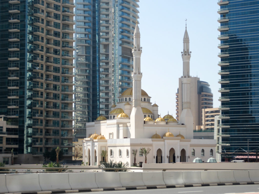 Kontrast: Moschee und Hochhäuser