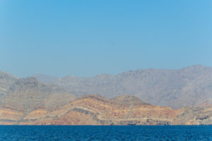 Verschiedene Steinschichten - Fjord