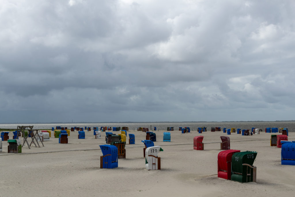 Es könnte so schön sein, Sand, Strand, Strandkorb, und Sonne. Doch die Sonne war nicht zu sehen.