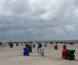 Es könnte so schön sein, Sand, Strand, Strandkorb, und Sonne. Doch die Sonne war nicht zu sehen.