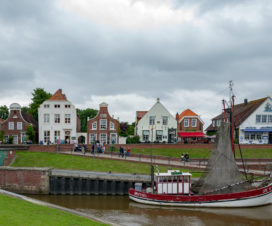 Ein schöner kleiner Hafen an der Küste. Greetsiel wartet mit schönen Häusern und ein paar Schiffen auf einen.