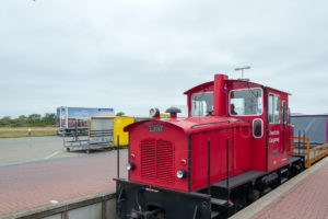 Mit der Inselbahn geht es von der Fähre zur Innenstadt.