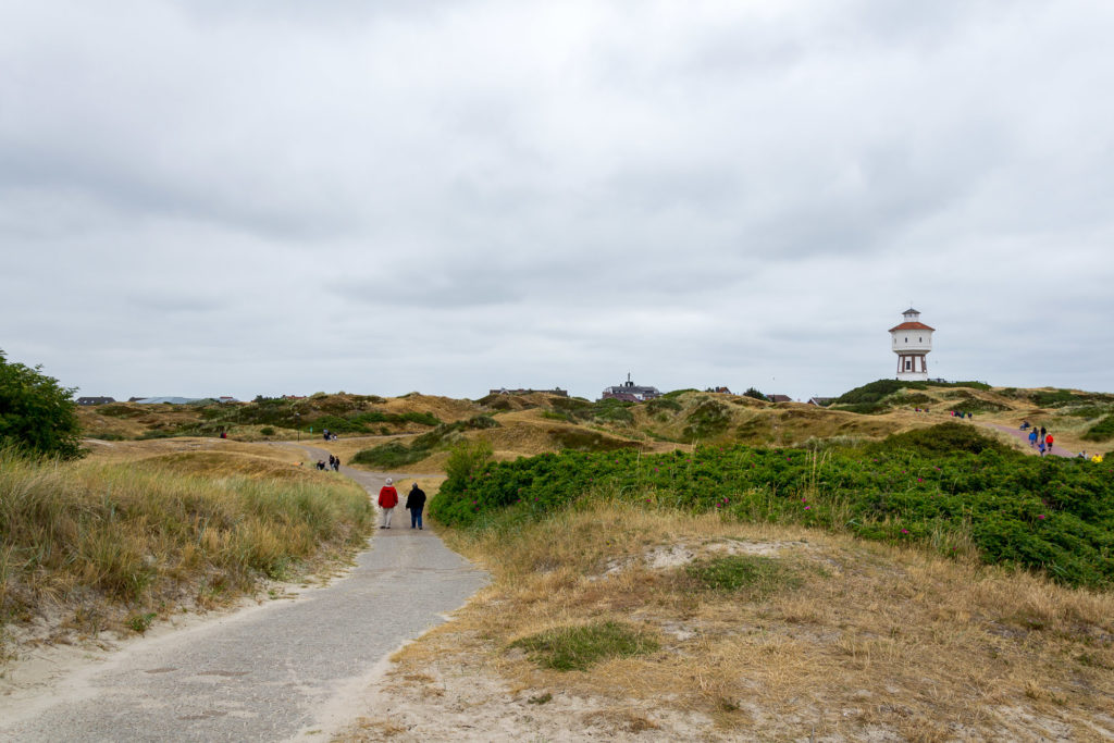Spazierengehen auf dem Deich in Langeoog