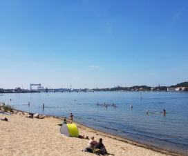 Bei unserem Tagesausflug an die Ostsee besuchten wir einen tollen Strand in Kiel