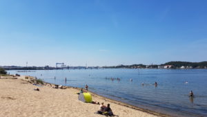 Bei unserem Tagesausflug an die Ostsee besuchten wir einen tollen Strand in Kiel