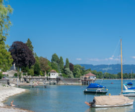 Schiffe auf dem Bodensee mit Blick Richtung Lindau und Pfänder