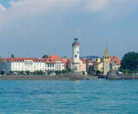 Auf dem Weg nach Lindau, schöne Sicht auf die Hafeneinfahrt bei strahlenden Sonnenschein.