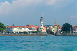 Auf dem Weg nach Lindau, schöne Sicht auf die Hafeneinfahrt bei strahlenden Sonnenschein.