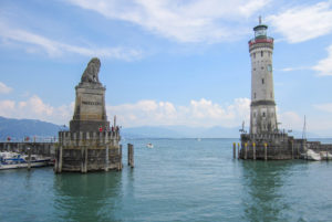 Reisetagebuch Bild: Nach dem Besuch der Stadt ging es wieder mit dem Schiff zurück, durch die Hafenausfahrt Lindau dann mit Löwe Links. Nach dem Besuch der Stadt ging es wieder mit dem Schiff zurück, durch die Hafenausfahrt Lindau dann mit Löwe Links.
