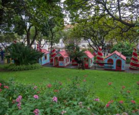 Kleine Häuse im Park in Funchal zur Weihnachtsdekoration