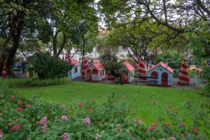 Kleine Häuse im Park in Funchal zur Weihnachtsdekoration