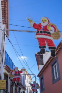 Weihnachtsschmuck in Madeiras Straßen - Weihnachtsmann