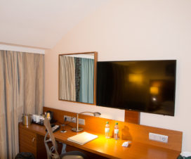 Schreibtisch mit TV im Hilton Garden Inn Frankfurt Flughafen