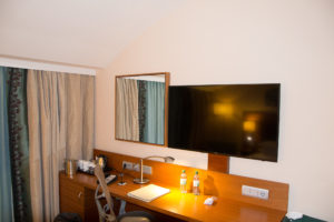 Schreibtisch mit TV im Hilton Garden Inn Frankfurt Flughafen